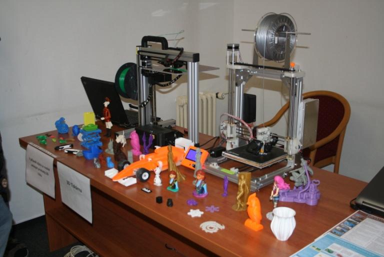 3D TISKÁRNA Přijďte se podívat na unikátní 3D tiskárnu a vytisknout sněhové vločky!