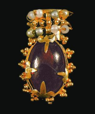 Mikulčice: nákončí či relikviář s pravými perlami od III. kostela.
