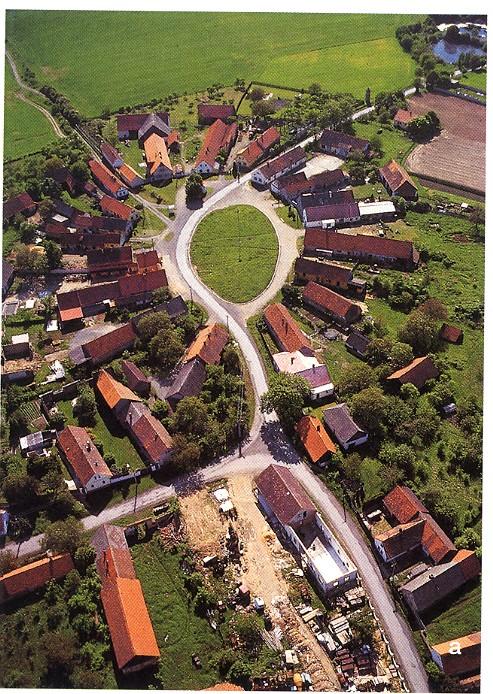 ves s okrouhlou návsí