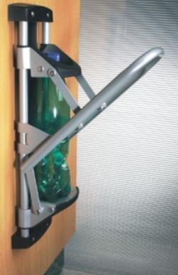 Lis na PET fľaše sa montuje na pevnú stenu, kde sa nasledovne ľahko používa. Dômyselný pákový mechanizmus umožňuje lisovanie plastových fliaš bez námahy.