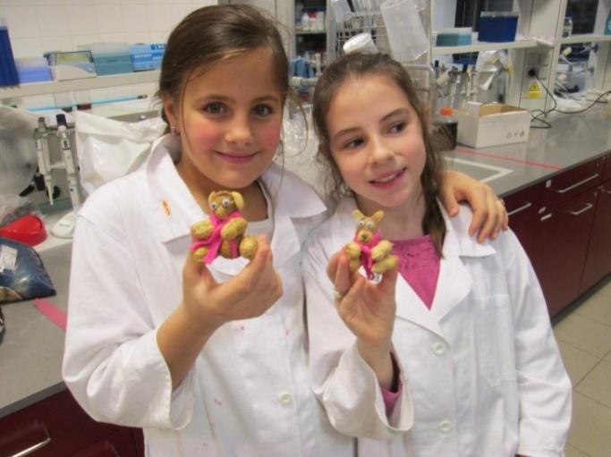 laboratorních pomůcek vč. mikroskopů a stereomikroskopů. Domů si pak každý účastník odnese vlastní malý výtvor.
