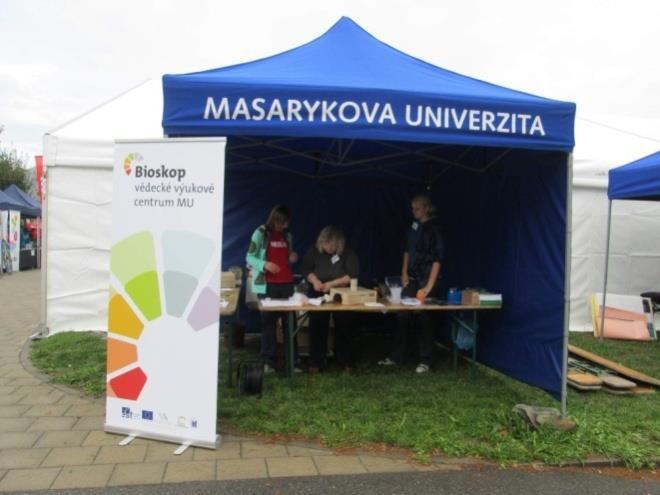 T-exkurze spolupráce s JCMM Tentokrát jsme se zúčastnili s novým kurzem Mikroorganismy kolem nás. Tento kurz v kostce přiblíží svět mikroorganismů a jejich vzájemné soužití s člověkem.