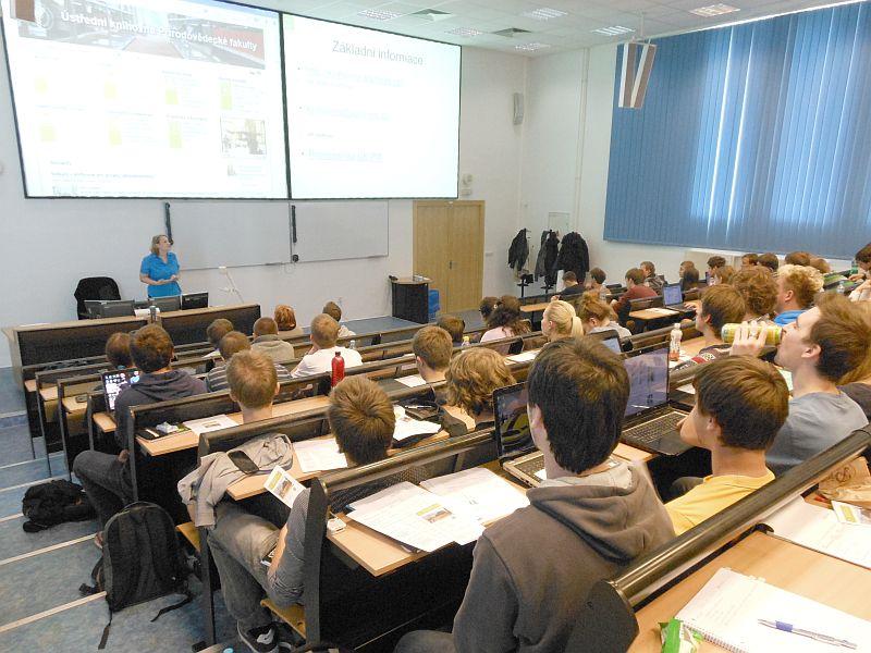 http://knihovna.sci.muni.cz/edu/ceinve V oblasti vzdělávání uživatelů pořádala ÚK PřF jednorázové akce zaměřené na EIZ a služby knihovny. Po celý rok 2014 byly pořádány exkurze a informační lekce.