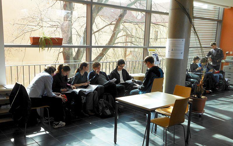 9 Projekty a granty GEOBIBLINE Také v roce 2014 jsme pokračovali v práci na projektu databáze GEOBIBLINE, kde hlavním řešitelem projektu je Geografická knihovna PřF UK a opět jsme přispěli našimi