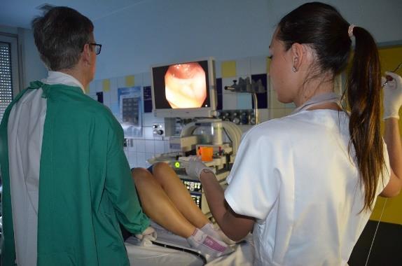 Screening kolorektálního karcinomu (KRC) Jedním z nejzávažnějších témat gastroenterologie v současné době je zavedení populačního screeningu rakoviny tlustého střeva a konečníku, a to celoplošně na