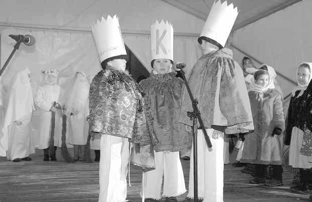 Poté Mikuláš s družinou sestoupil pod pódium a za básničku nebo písničku obdaroval většinu dětí na zaplněném staroměstském náměstí Velké Moravy. Bohatý víkend pokračoval v neděli vánočním jarmarkem.