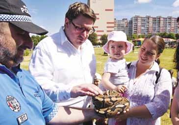 června (foto 4). Na malé návštěvníky čekal skákací hrad, soutěže s plněním úkolů i tvořivé dílny.