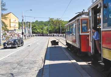 granátu prchá na kole, foto 3 historická tramvaj a opuštěný Heydrichův vůz). Před tzv.