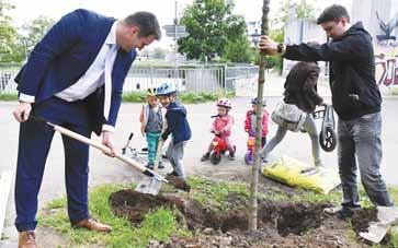 Stromy zvlhčují vzduch, a zlepšují tím jeho kvalitu z hlediska lidského zdraví, konstatoval Matěj Fichtner, kterému při sázení posledního stromu s chutí pomáhali i malí návštěvníci Thomayerových sadů.