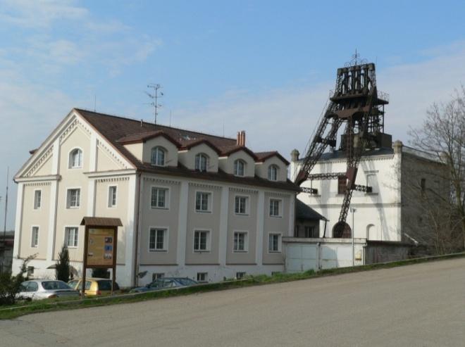 patře, který sloužil i jako únikový. Ještě v roce 1910 byly na dole využívány koně. Od roku 1906 až do roku 1955 zde pracoval i provoz koksovny.