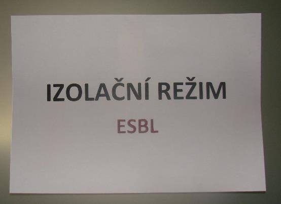 pacienty. Pacient je izolován na samostatném pokoji nebo boxu.