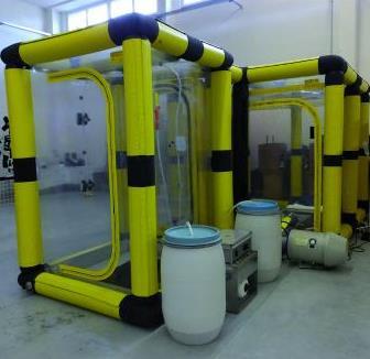 Filtroventilační jednotka odsává kontaminovaný vzduch zevnitř izolační komory a přes HEPA-filtry odvádí čistý, filtrovaný vzduch do okolí izolační komory.