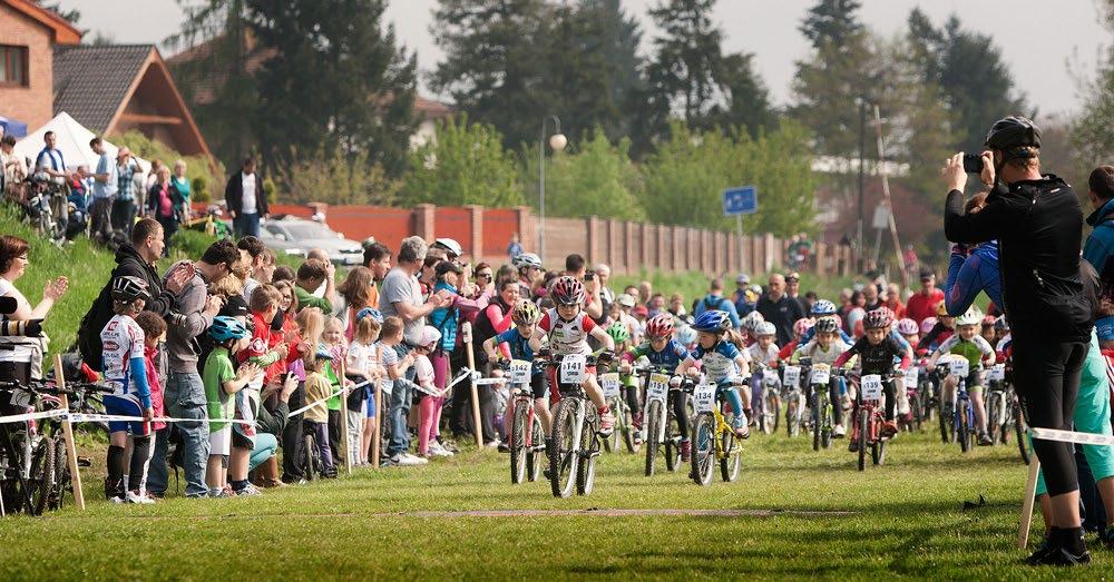 Každý závodník je povinen, v případě potřeby, poskytnout první pomoc závodníku, který se zranil a jednat tak, aby se o skutečnosti dozvěděl co nejdříve pořadatel a mohl na místo přivolat první pomoc.
