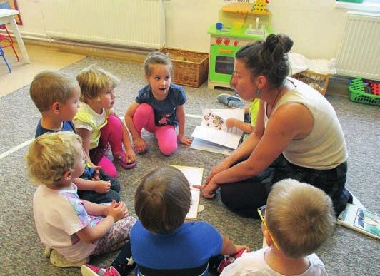 čarodějnými zvířaty do kotle, čarodějný hokej s koštětem a kreslení pavouka úhlem na společný velký kartón.