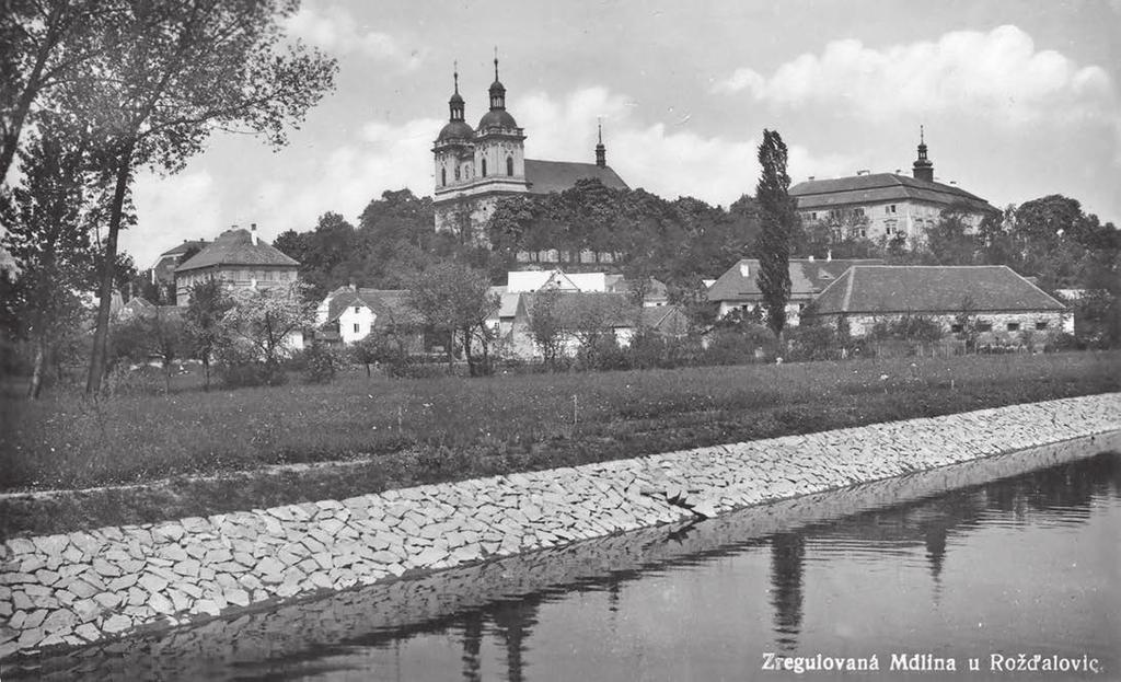 ZÁPISY Z ROŽĎALOVICKÝCH KRONIK šeho města Československý rozhlas, z jehož pořadů lze vycítiti vážnost doby.