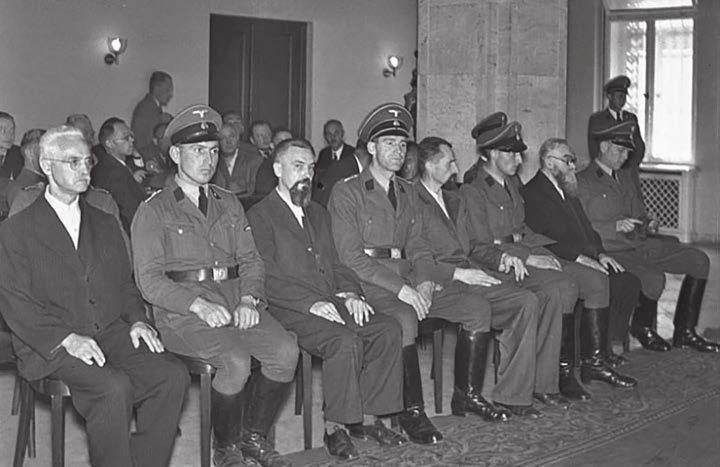 75. VÝROČÍ ATENTÁTU NA REINHARDA HEYDRICHA Velký čin malé církve Stejnojmennou knihu sešitového vydání o 48 stranách vydal Sbor starších pravoslavné církve na památku pravoslavných mučedníků domácího