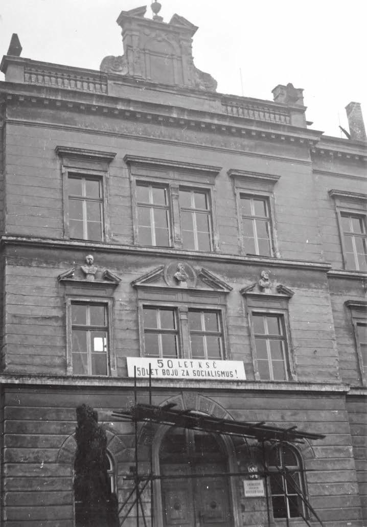 VZPOMÍNKA Jak se opravovala rožďalovická škola Stav omítky školní budovy před generální opravou v roce 1975 Vpředcházejícím čísle Rožďalovicka vzpomínal kolega ředitel Vladimír Pokorný na svá léta