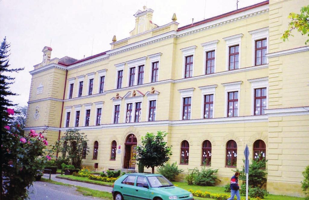 VZPOMÍNKA Práce prováděli zedníci JZD Košík pod vedením pana Josefa Drobečka a zaměstnanci MNV Rožďalovice. O prázdninách se zapojili žáci 8. a 9.