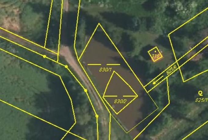 E Dokladová část E.1 Stanoviska, posudky a výsledky jednání příloha V zájmovém území se nevyskytují podzemní sítě veřejné infrastruktury. E.1.2 Přehled dotčených pozemků příloha k.ú. p.p.č. výměra parcely m2 vlastník druh pozemku Hředle 830/1 964 Obec Hředle Vodní nádrž 830/2 169 dtto Vodní nádrž Celkem Katastrální situace s vyznačením dotčených pozemků E.