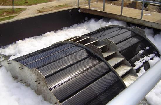 Dělení biofilmových reaktorů podle technologického uspořádání Rotační biofilmové reaktory hlavně pro malé domovní čistírny Rotační diskové reaktory nosičem biomasy jsou kotouče pomalu rotující v