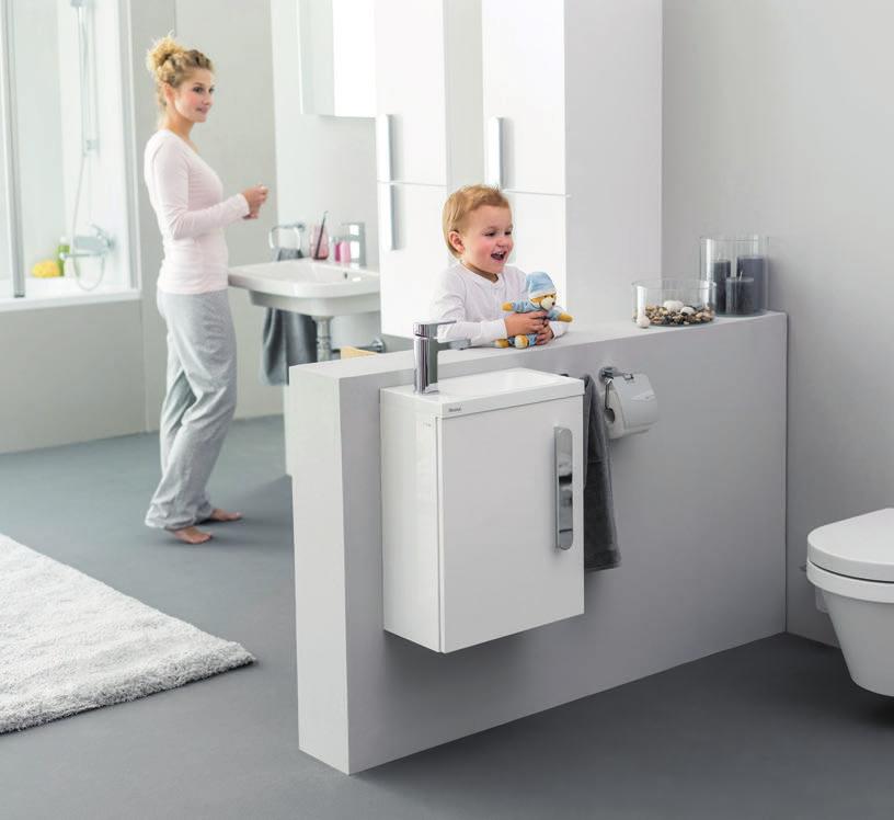 Šedá Bílá Skříňky jsou v celkovém bílém lesklém provedení nebo v šedém polomatném provedení Čisté řešení celé koupelny ve svěžím a domyšleném designu pro každý