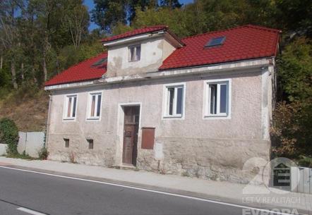 9) Rodinný dům, Plešivec Rodinný dům na okraji historického města Český Krumlov. Dům je v dispozici 4+1 včetně sklepa.