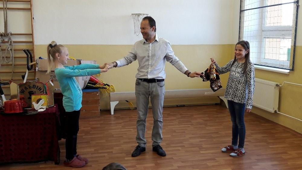Informace z naší školy Duhová pohádka V pátek 7.dubna v tělocvičně školy žáci ZŠ a děti MŠ shlédli pohádku, která byla zaměřena na prevenci sociálně patologických jevů.