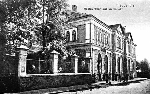 Historie divadla v Bruntále výstava Ve foyeru městského divadla probíhá výstava, která připomíná 20 let od znovuotevření divadla po dvanáctileté