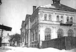 Fotografie dokumentují také bohatou činnost ochotnického divadla v Bruntále v 50. 80. letech, která je zaznamenána v kronice tehdejší Osvětové besedy.