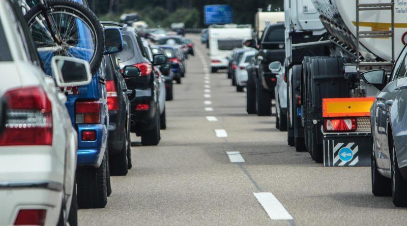 Obyvatelé dál jezdí po přetížených centrech měst a jsou vystaveni nepříjemným účinkům dopravy Podporujeme systémové