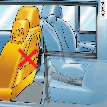 Isofix zády ke smìru jízdy Pokud je dìtská sedaèka instalována zády ke smìru jízdy, pøední sedadlo nesmí být posunuto dopøedu dále neş do poloviny posuvných lišt.