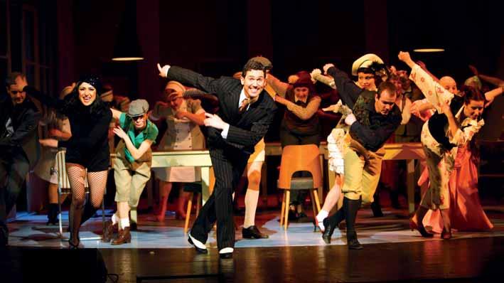 INFORMACE O VÝHODÁCH PŘEDPLATNÉHO Hana Fialová (Gita), Robert Jícha (Golo) a company George Gershwin (1898 1937) Ira Gershwin (1896 1983) PARDON MY ENGLISH Premiéra 3.