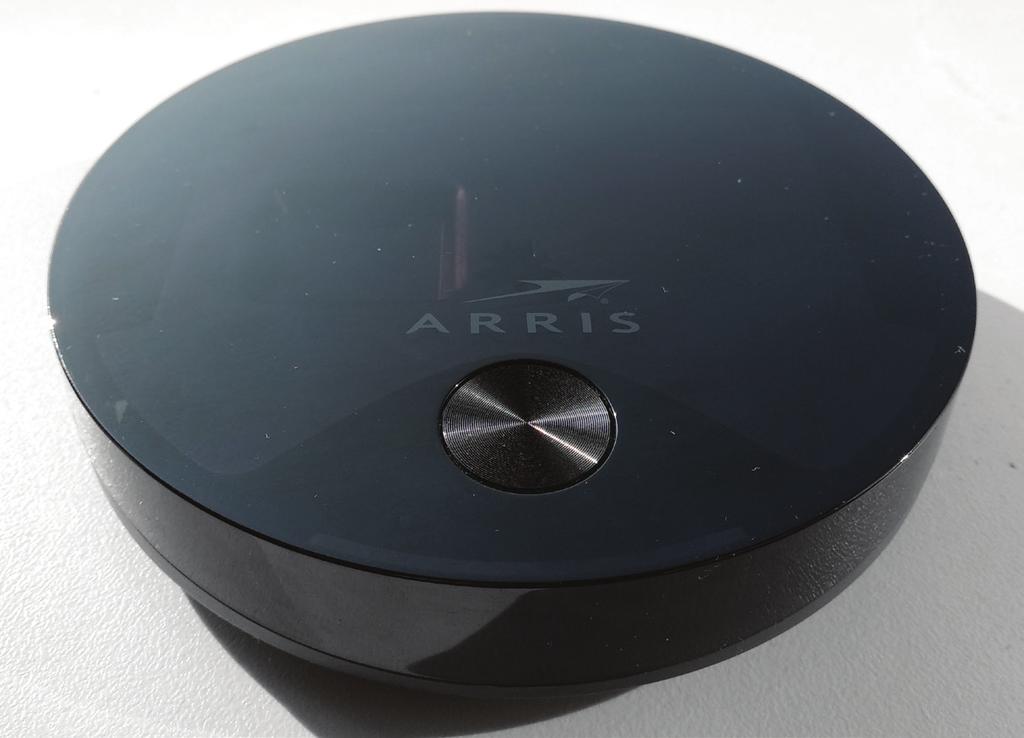 Arris box s podporou Bluetooth ovladače má ze spodní strany na štítku