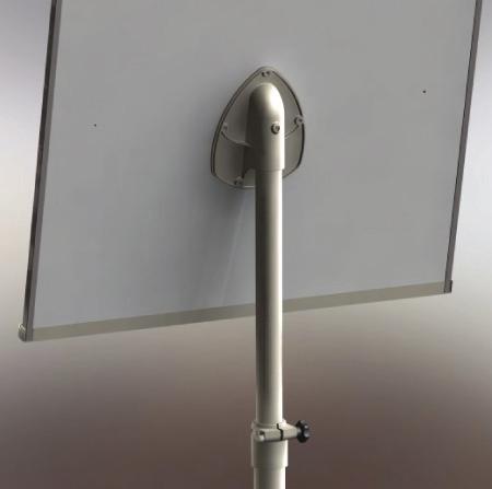 cm Tabule flipchartu je tvořena melaminovou deskou, na přední straně polepenou lakovaným plechem magnetická,