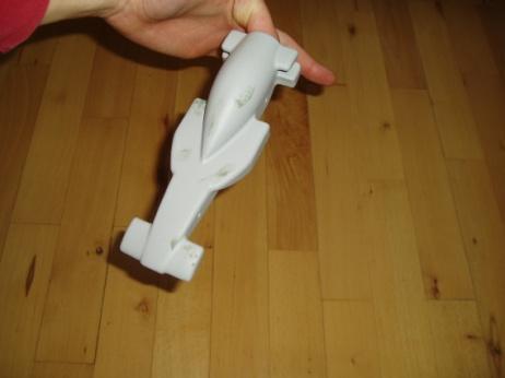 Protože jsem zde stále viděl zřetelné nedostatky, zaslepil jsem je dvousložkovým autokitem. Poté jsem model mohl nastříkat plničem.