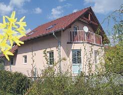 721 660 551 988355 Sam stoj RD 4kk Moravany, rv 2005, CP 519, ZP 100m 2, Obytný prostor s KK, 3x ložnice v patře, 2x koupelna a WC, velká gar, zahr 400m 2 Cena: 4400000,- Kč EXKLUZIVNĚ OV 2+1+ šatna,