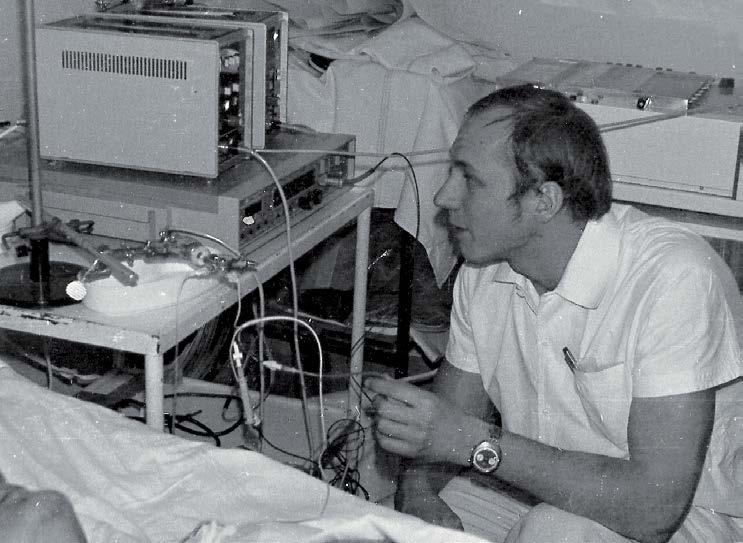 Za některými ze svých pacientů neváhá přijít i domů. Odvrácená tvář vítězné medicíny je to, že lékaři vyrábějí větší počty starších lidí, o něž se pak musíme starat.