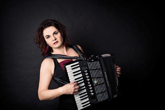 Připravujeme RADŮZA ADVENTNÍ KONCERT 2. prosince v 19.00 hodin Vstupné: 300 350 Kč Písničkářka a akordeonistka představí v doprovodu své kapely dřívější tvorbu i něžné vánoční písně z nového alba.