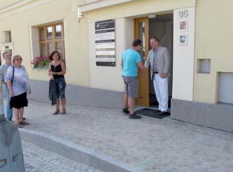 Život Úval 9/2018 názory čtenářů v ulici bydlí. Domnívám se, že naopak při použití jiného povrchu modernějšího by byl zvýrazněn historický vzhled náměstí.
