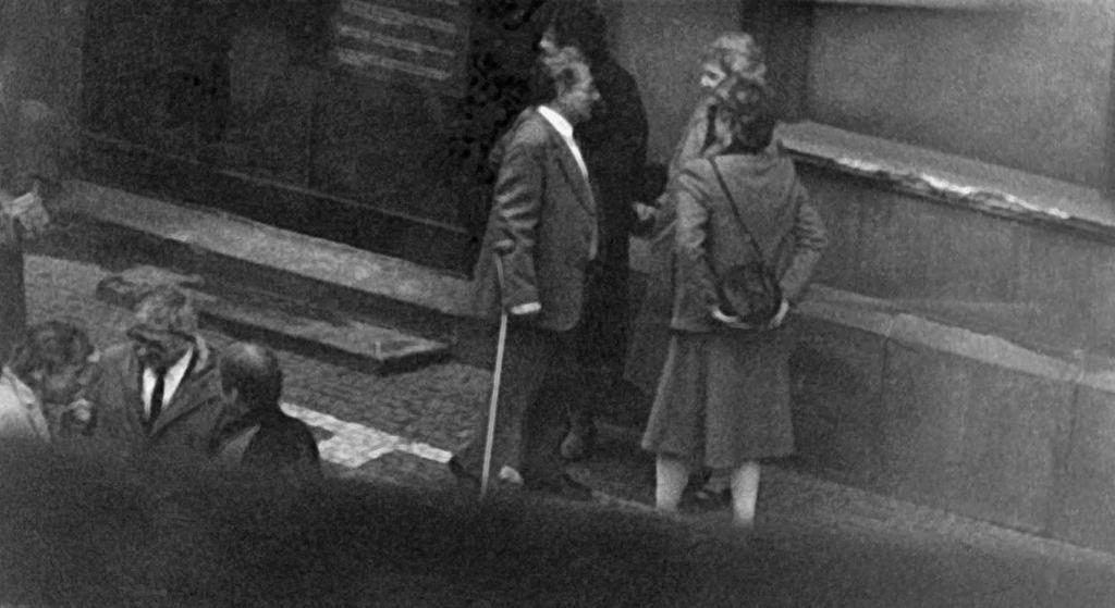 V srpnu 1968 se podílel na protiokupačním vysílání pražského rozhlasu. Za normalizace propuštěn a postižen zákazem publikování.