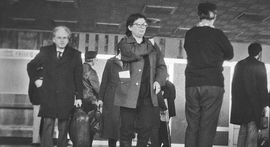 S manželem Juliem Tominem pořádali ve svém bytě filozofické semináře určené zejména mladým lidem. Chartu podepsala 23.