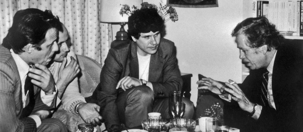 Václav Malý (21. 9. 1950) mluvčí od 13. 1. 1981 do 7. 1. 1982 Jan Sokol, Ján Čarnogurský, Václav Malý a Václav Havel, 1986, zdroj: ČTK V červnu 1976 vysvěcen na kněze. Dne 9.