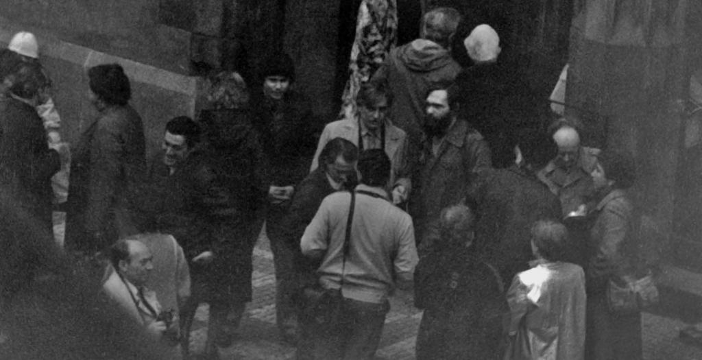 1986, akce JAKUB-2 Václav Malý, Jiří Dienstbier, Jiří Gruntorád a Jiřina Šiklová na oslavě zlaté svatby kanadského historika Harolda Gordona Skillinga, Staroměstské náměstí v