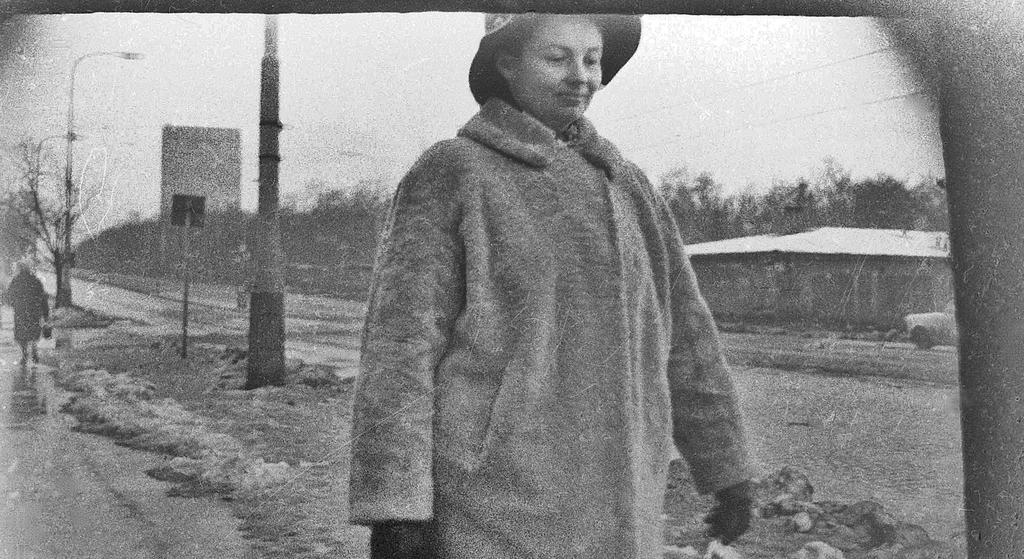 1977, akce NARCIS-6 Učitelka základní školy, dálkově studovala na Filozofické fakultě Univerzity Karlovy
