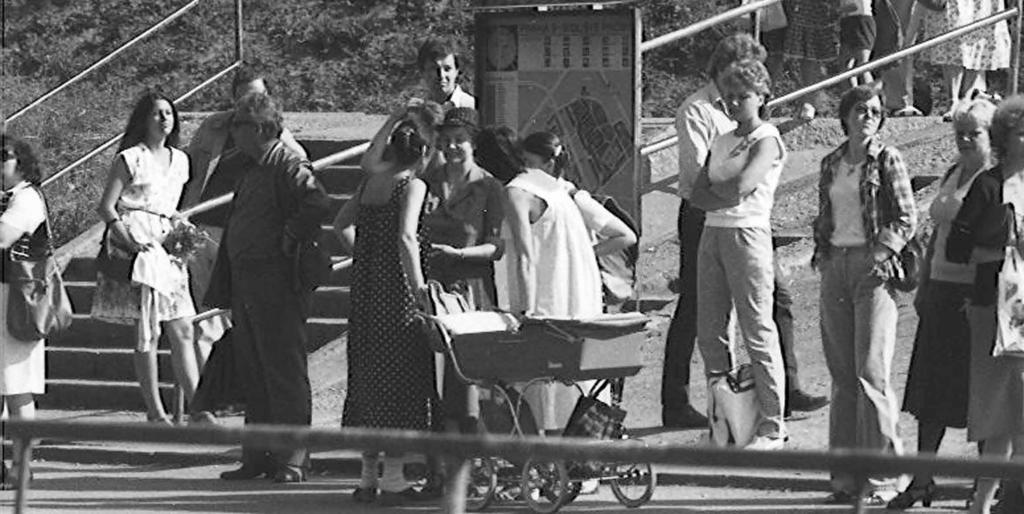 ledna 1977 podepsala Chartu 77.