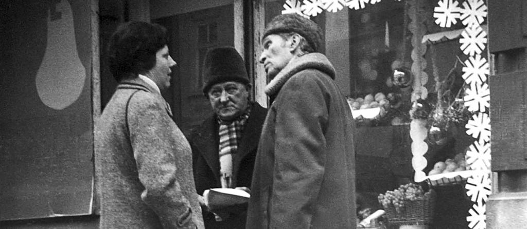 Bedřich Placák (16. 2. 1914 1. 3. 1993) mluvčí od 13. 1. 1981 do 7. 1. 1982 Se Zdeňkou Formánkovou a Martinem Machajdíkem v Havelské ulici v Praze, 9.