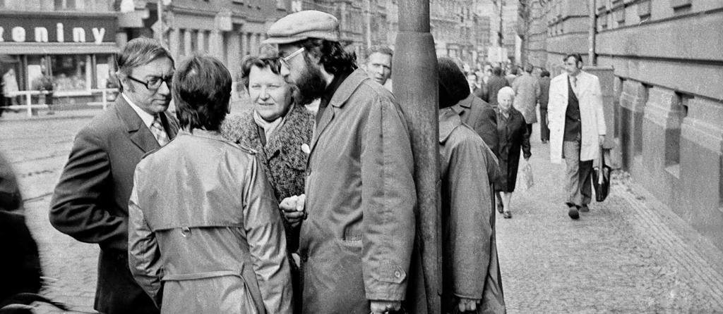 Ladislav Hejdánek (19. 5. 1927) mluvčí od 21. 9. 1977 do 8. 2. 1979 a znovu od 5. 6. 1979 do 1. 1. 1980 Se Zdenou Tominovou (zády), 1979, akce STROJNÍK-1 Filozof, v 50. a 60.