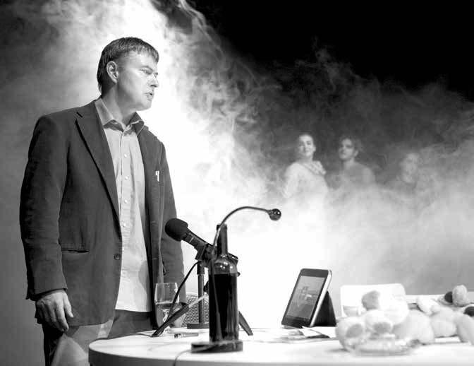 Dramaturgyní novinky je Markéta Špetíková, která prozradila, čím ji kniha Přes ploty zaujala. Jedinečně se dotýká jednoho z podstatných rysů společenské debaty přinejmenším posledních let.