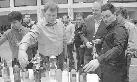 Anton Kasan dostal při svěcení vína originální dárek BORŠICE Boršičtí vinaři originálním způsobem ocenili práci zdejšího kněze.