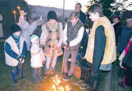 FOTO: PAS MAŘATICE Břestecká stodola byla neustále zaplněná Zazpívat si koledy, zahřát se svařákem nebo si popovídat se známými přišli lidé do areálu Parku Rochus na tradiční akci Štěpánské